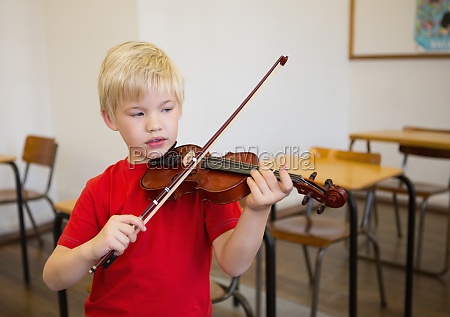 Aluno Bonito Tocando Violino Na Sala De Aula Fotos De Arquivo