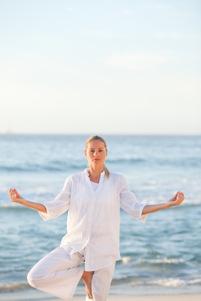 Homem fazendo yoga na praia - Stockphoto #23058969