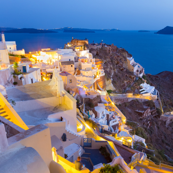 tradicional moinho de vento dentro oia em santorini ilha, Grécia