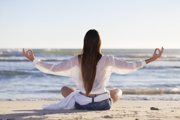 Foto de Mulher Que Faz A Ioga Na Praia e mais fotos de stock de Yoga - Yoga,  Praia, Mulheres - iStock