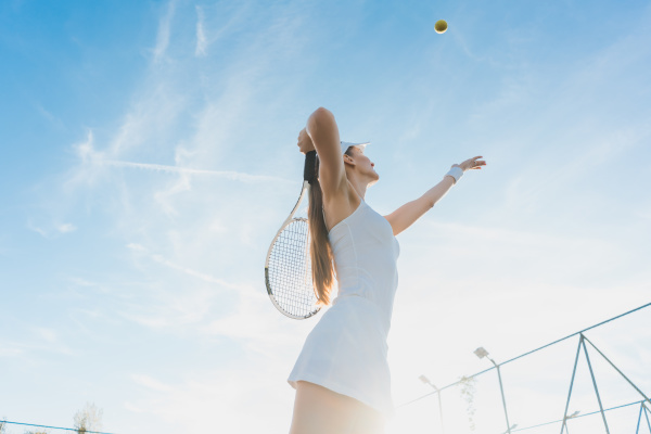 ponto que decide o jogo. comprimento total de homem e mulher jogando tênis  na quadra de tênis 13485862 Foto de stock no Vecteezy