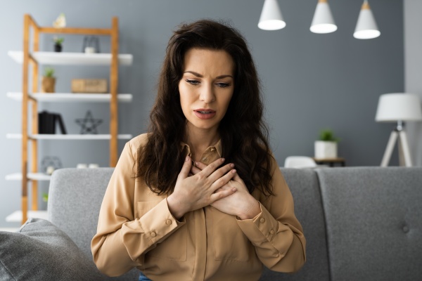 mulher doente com dor no peito