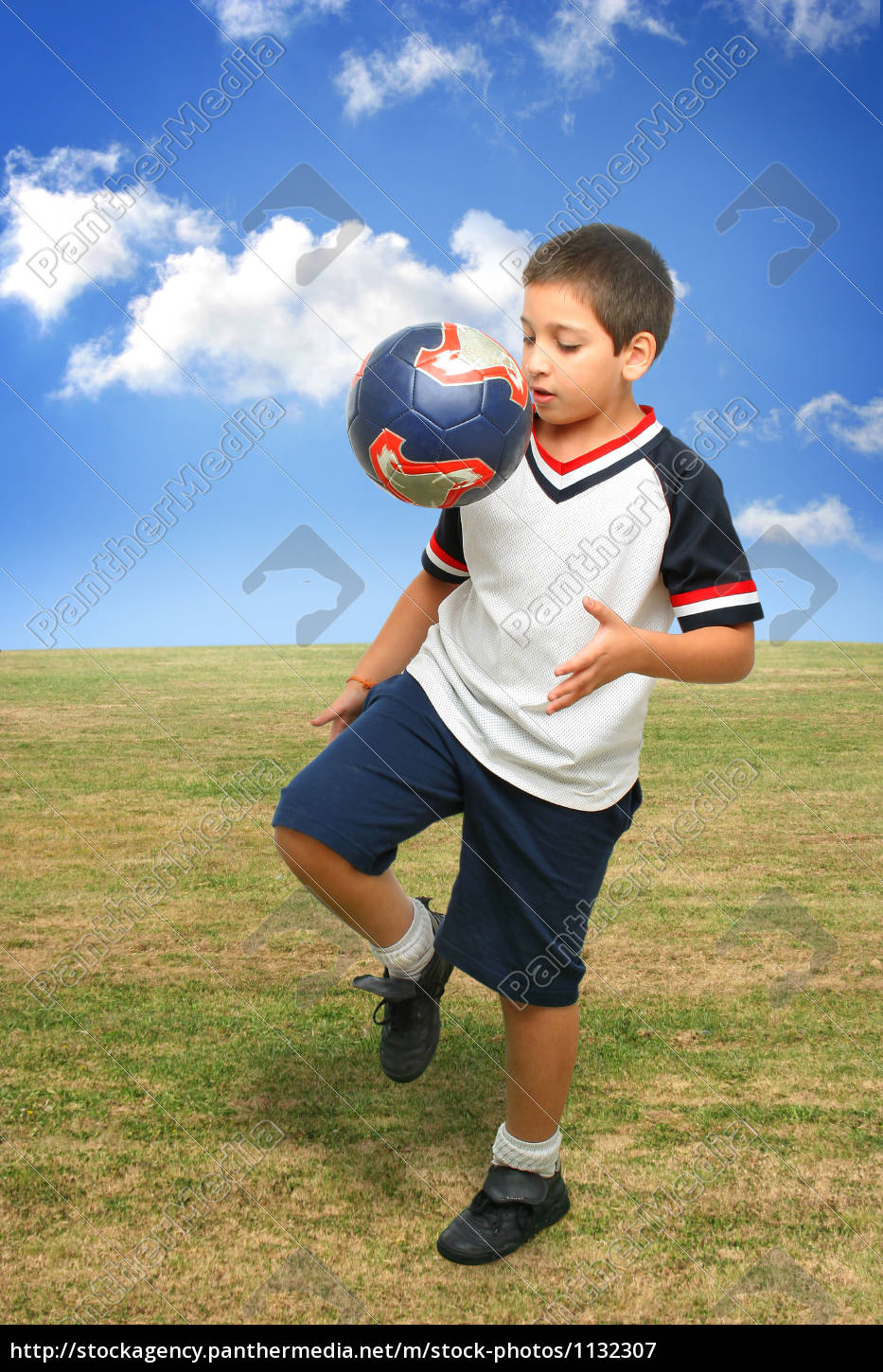 Foto De Stock Dois Meninos Jogando Futebol, Royalty-Free