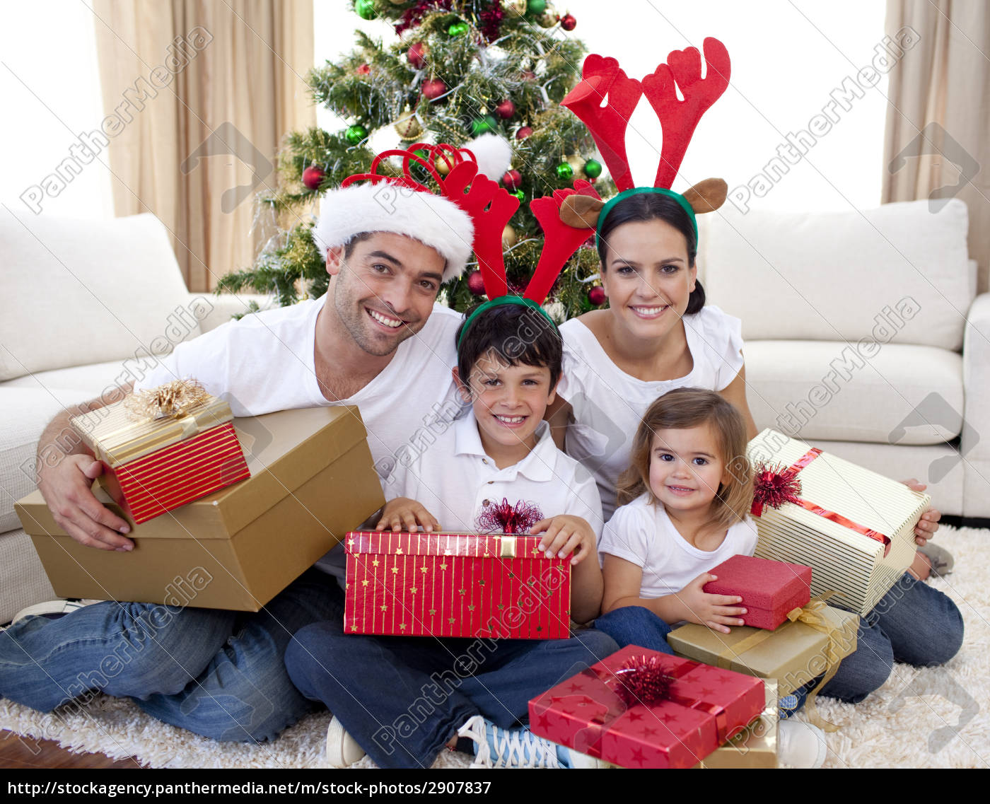 imagem de família feliz comemorando o natal 1249961 Foto de stock no  Vecteezy