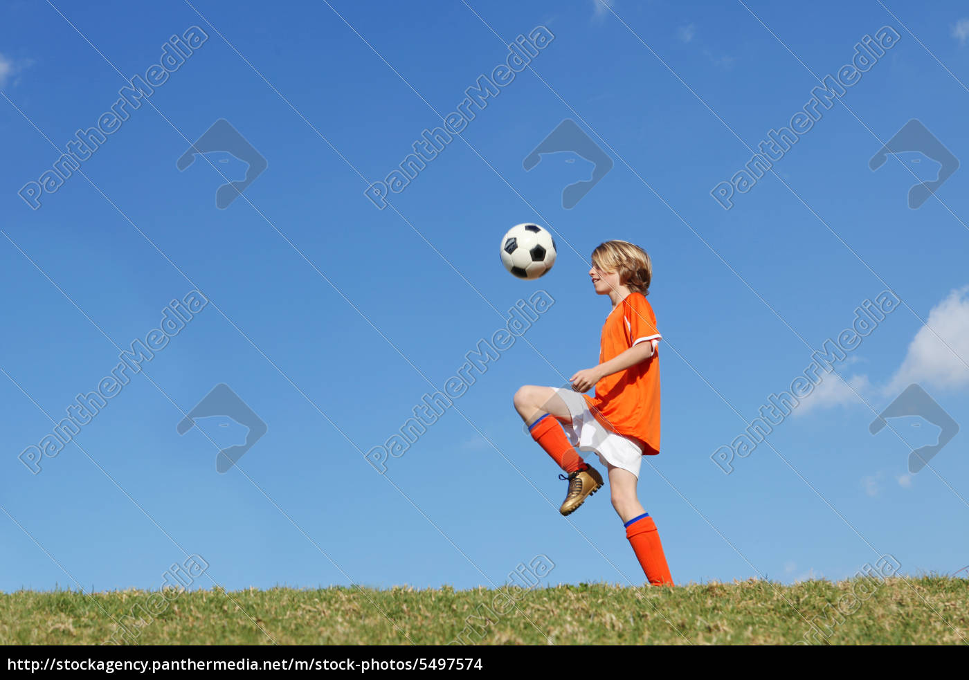 Foto De Stock Dois Meninos Jogando Futebol, Royalty-Free