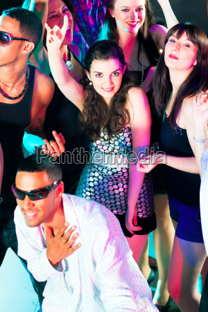 Amigos dançando no clube ou discoteca