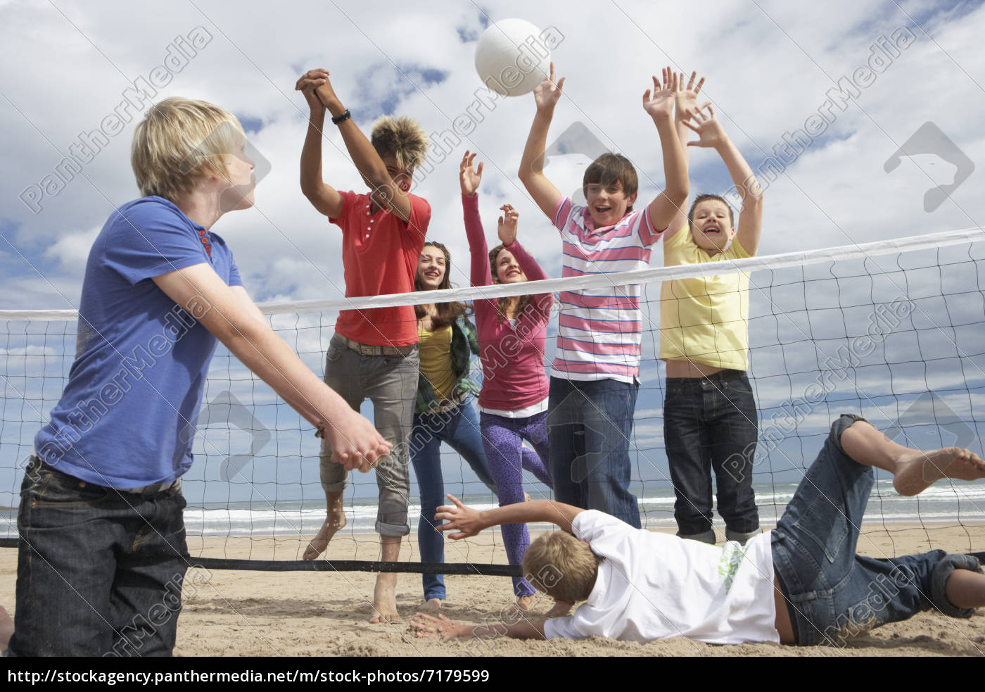 Adolescentes jogando vôlei - Fotos de arquivo #7179599