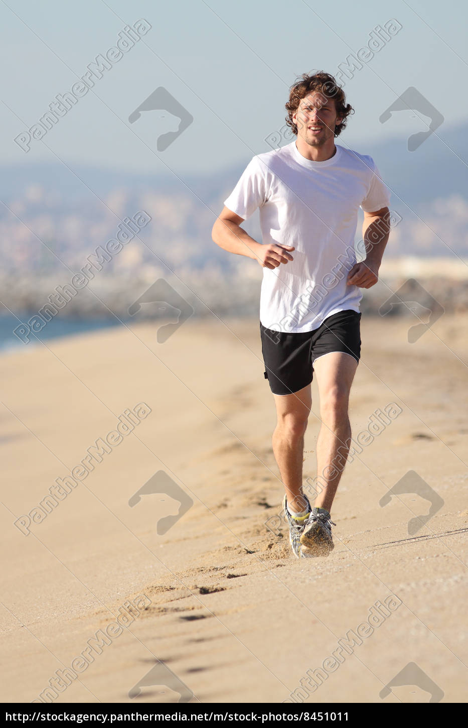 Homem correndo na praia - Fotos de arquivo #8451011