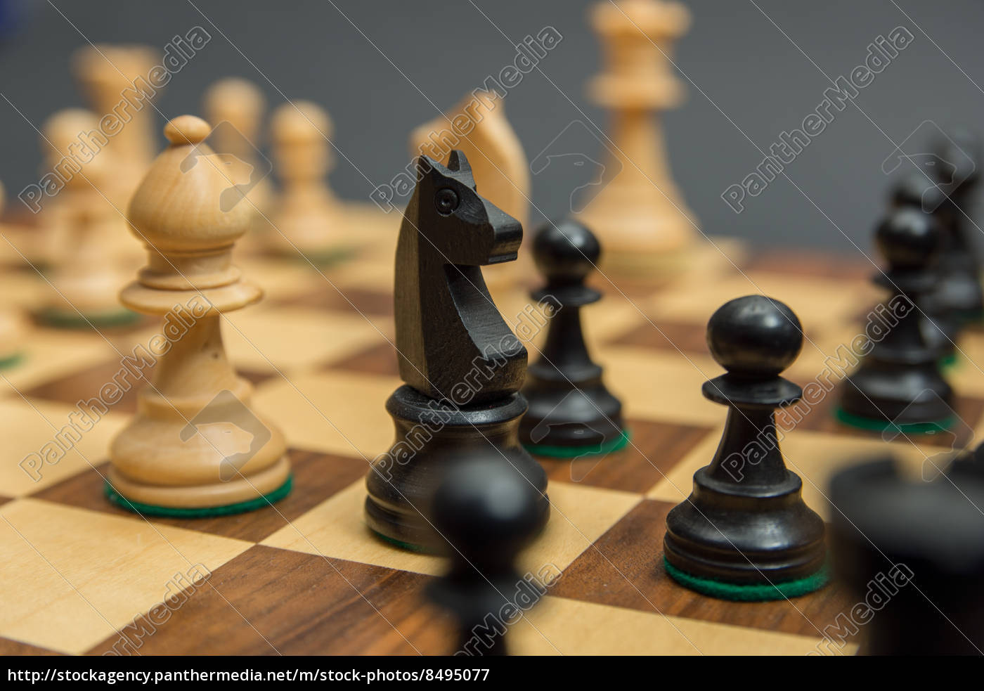 Jogando no xadrez imagem de stock. Imagem de controle - 175240537
