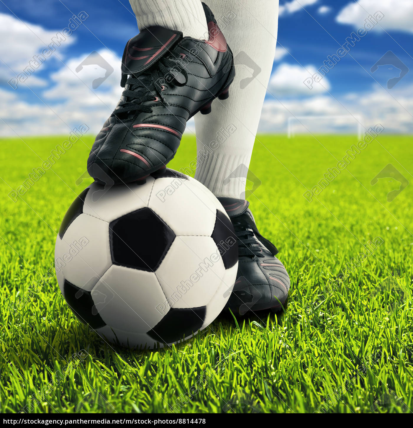 Sapatos de jogador de futebol de bola de futebol e pé no campo