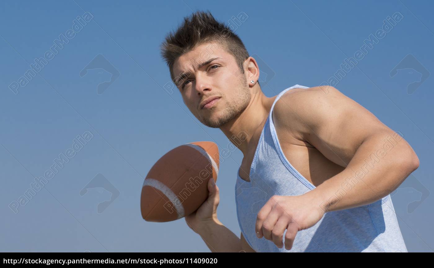 Jogador De Futebol Pronto Para Jogar Com a Bola De Futebol Foto de