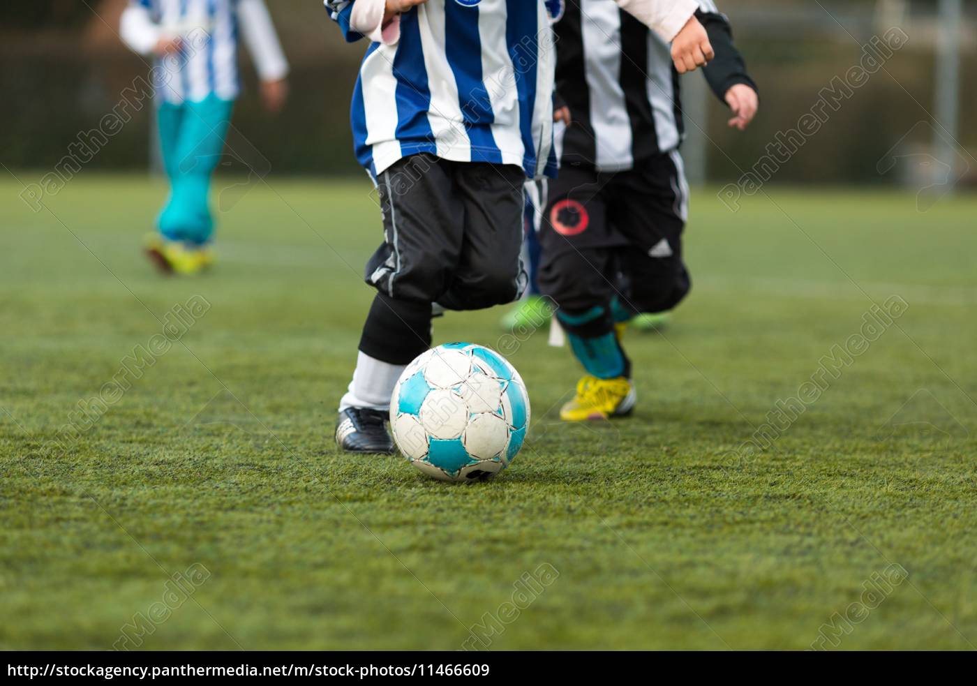 Pernas Jovens De Duas Equipes Diferentes De Jogadores De Futebol Foto de  Stock - Imagem de campo, retroceder: 156570062