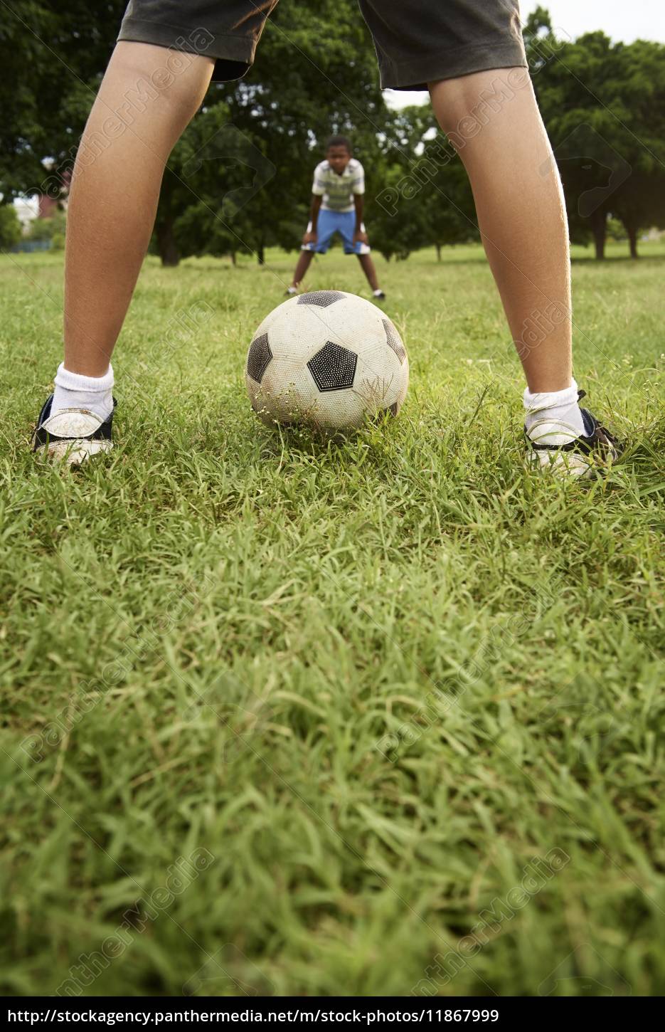 Adolescentes jogando futebol jogo de futebol fotos, imagens de