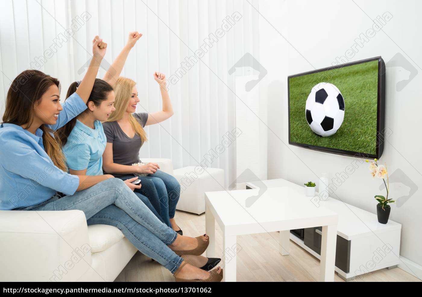 Jovens, Homens E Mulheres, Assistindo Ao Jogo De Futebol Online Através De  Videapp. Ecrã De Computador Portátil Pc Com Jogadores D Imagem de Stock -  Imagem de casa, digital: 227637335