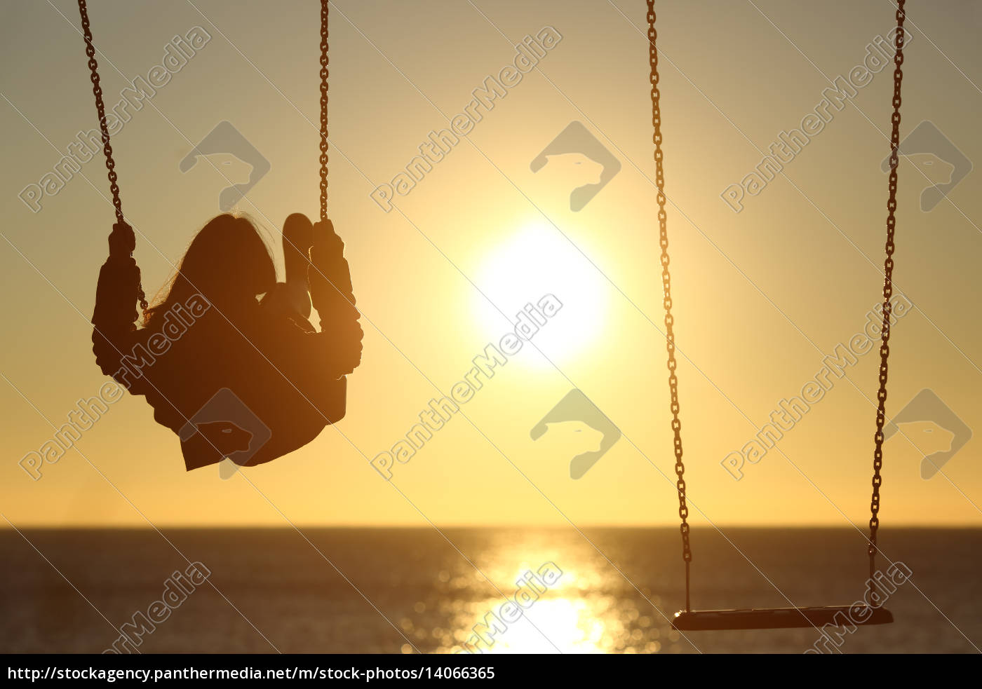 Silhueta de mulher triste preocupado ao pôr do sol