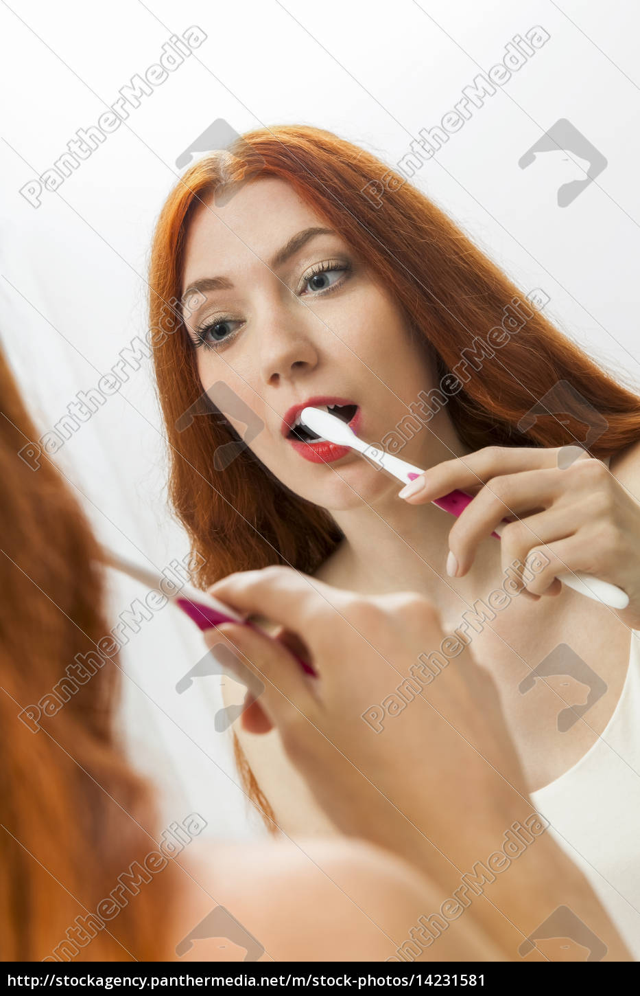 escova de cabelo. retrato de uma jovem mulher escovando cabelos