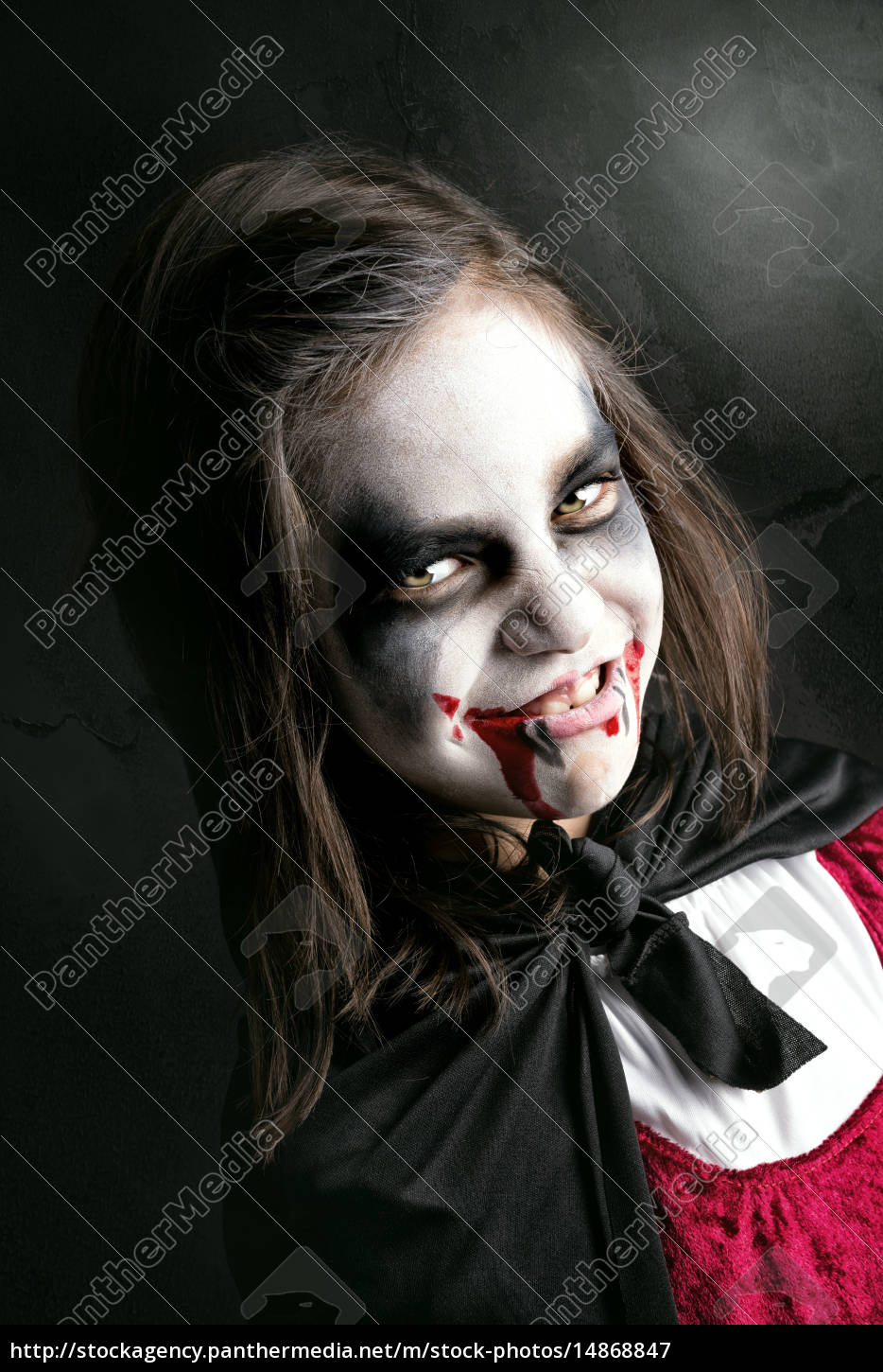 Homem Alegre Na Fantasia De Vampiro De Halloween Imagem de Stock