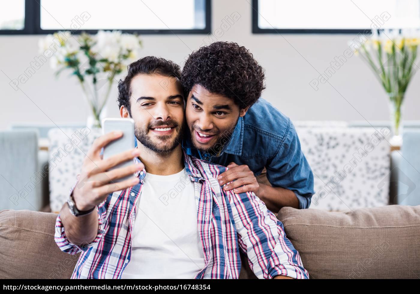 Foto de um jovem casal tirando selfies fora de casa