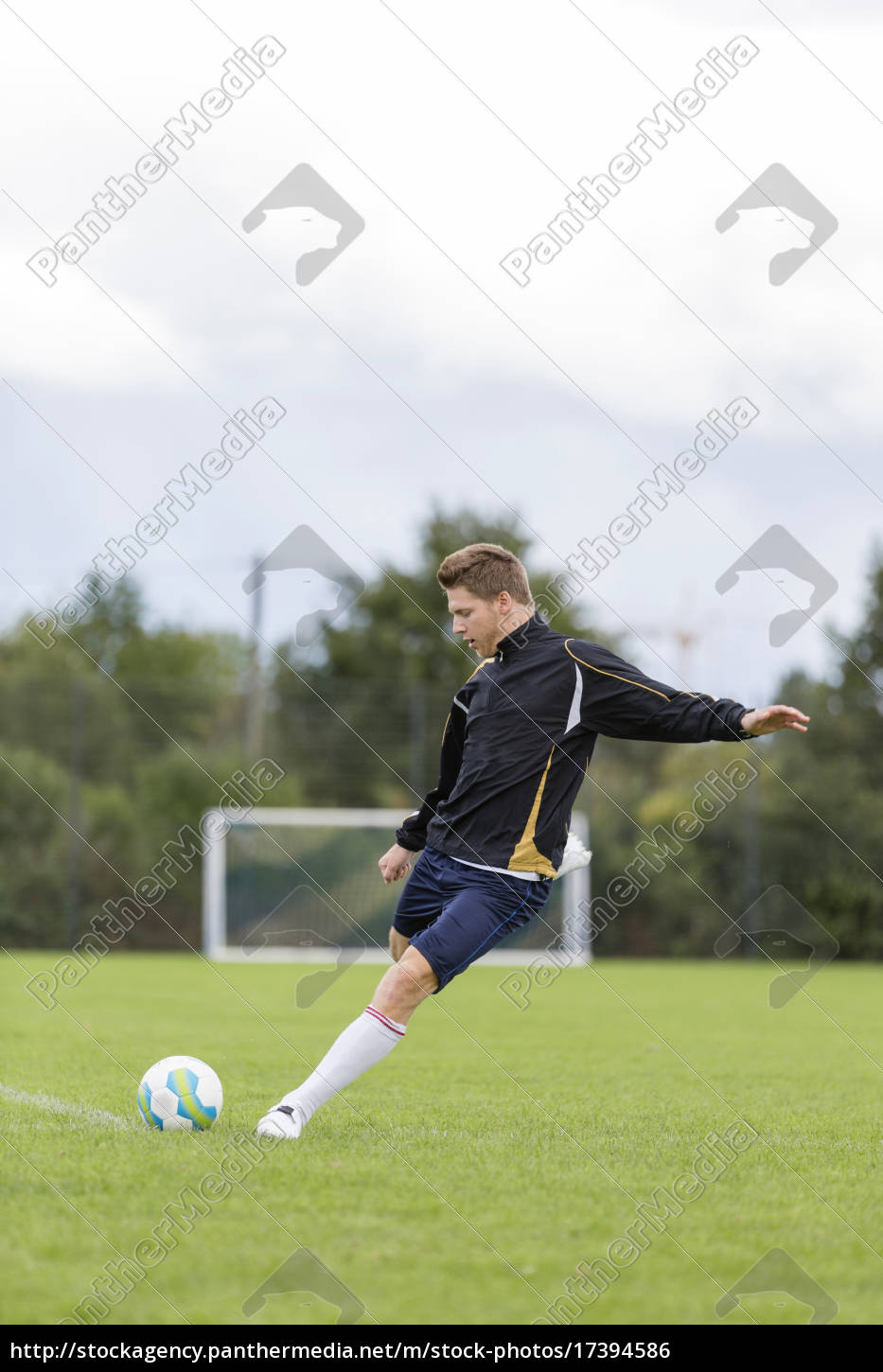 Pequeno Jogador Futebol Chutando Uma Bola Jogo Treinamento Campo