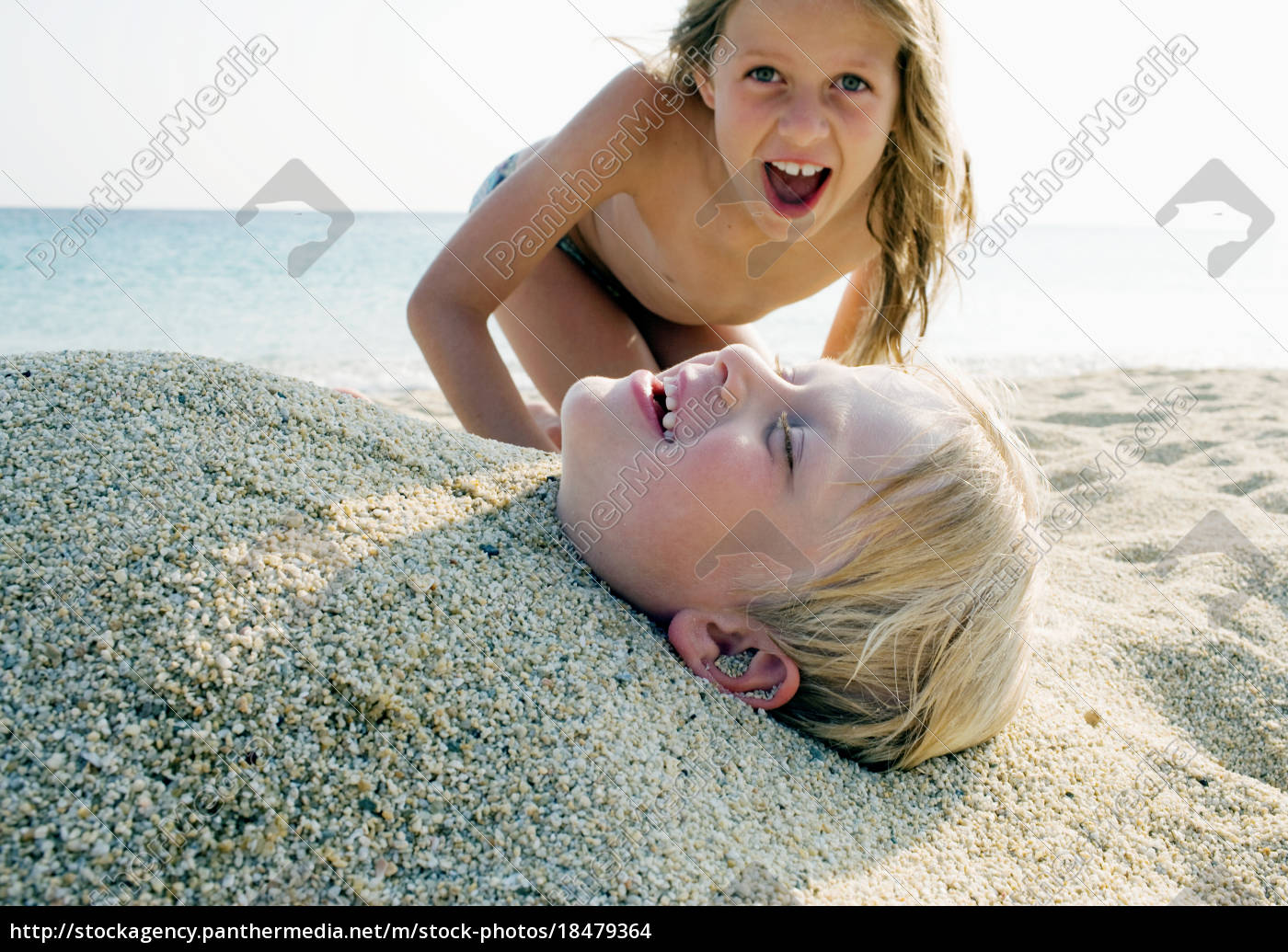 Jogos Dos Meninos Na Praia Com Areia Imagem de Stock - Imagem de