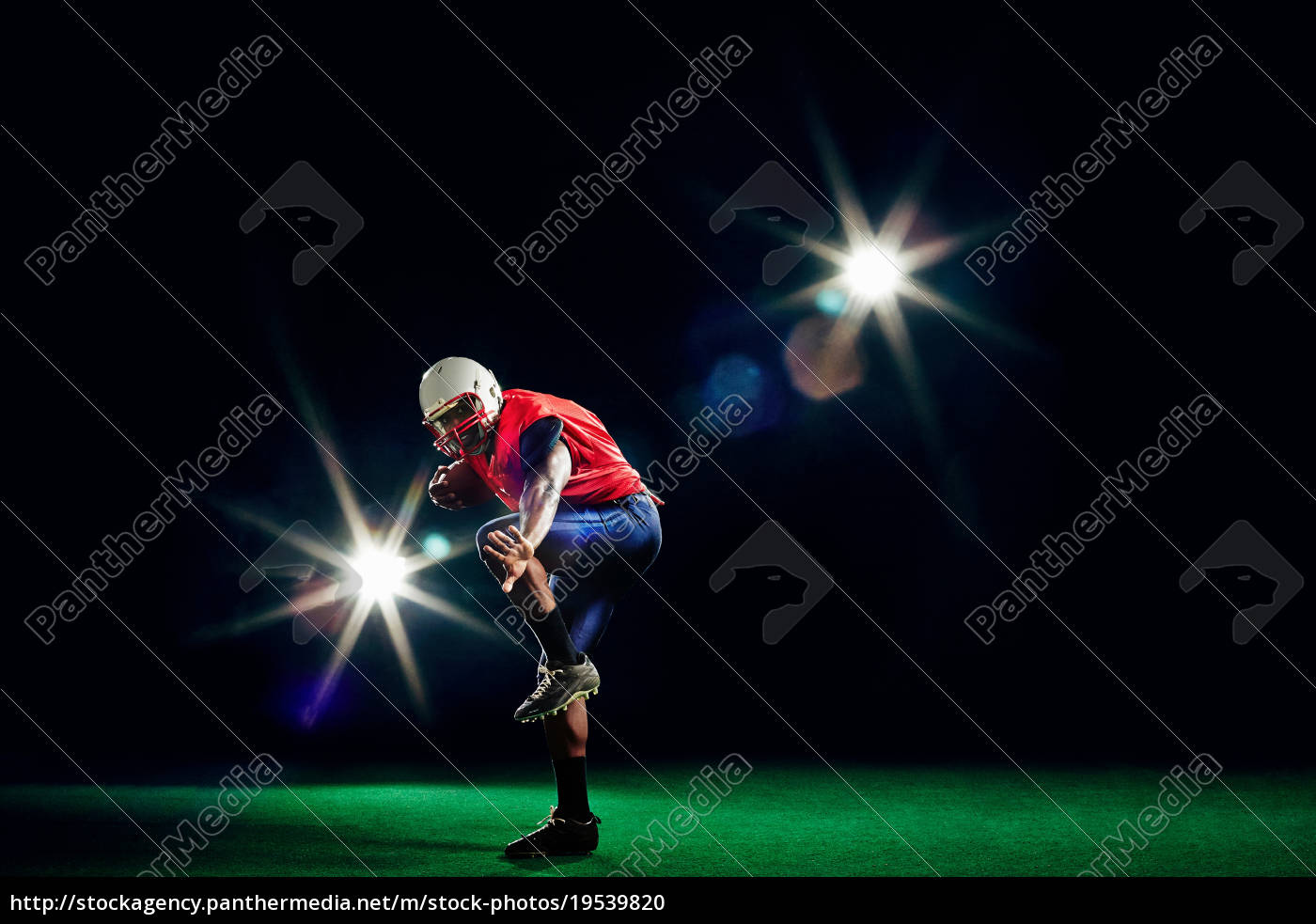 Jogador de futebol jogando a bola