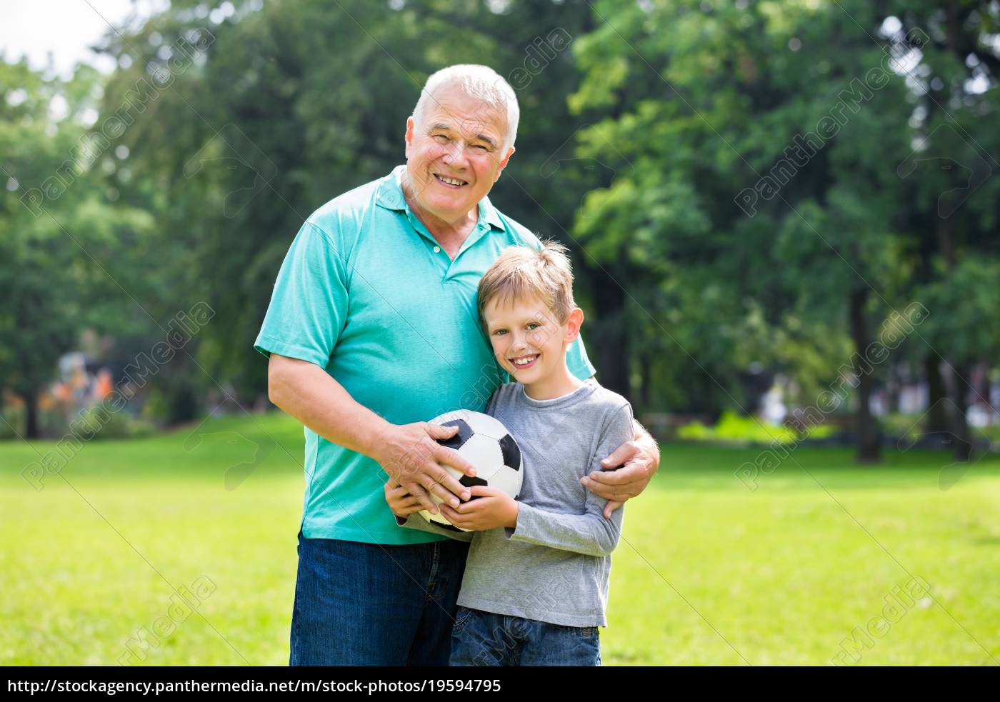 Pessoas De Idades Diferentes Jogando Futebol Imagem de Stock - Imagem de  avô, homem: 197909461