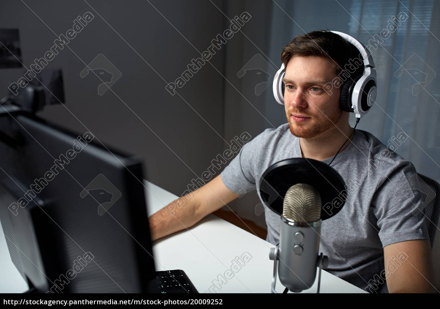 Closeup de homem com fone de ouvido para jogos jogando jogo de ação online  multiplayer usando configuração de pc profissional no torneio. jogador  olhando para a tela do computador enquanto conversa com