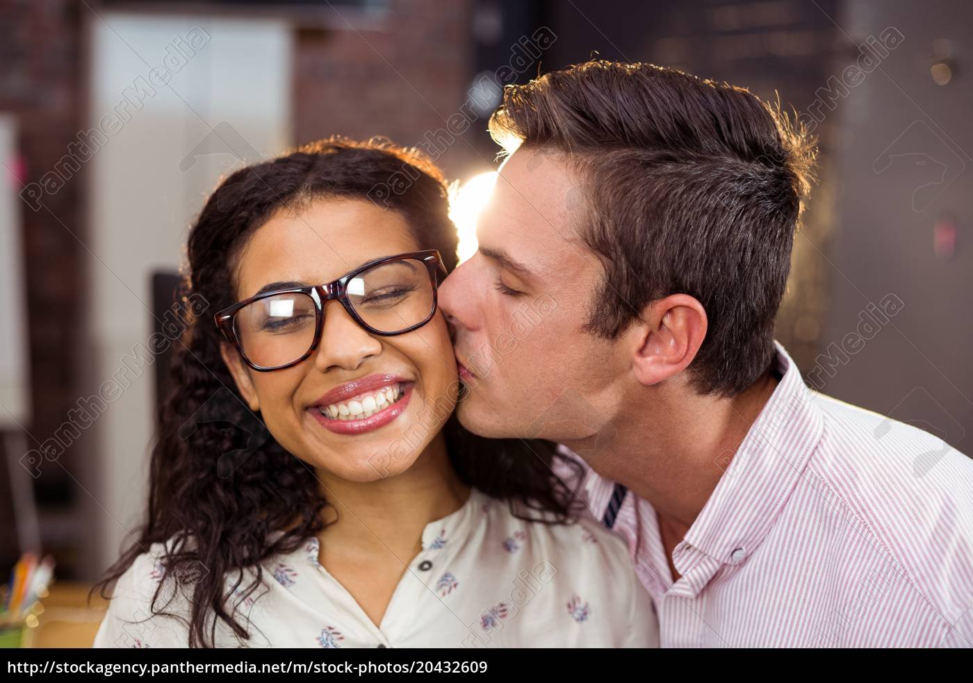 Vetores de Um Garoto Beijando A Bochecha De Uma Garota e mais