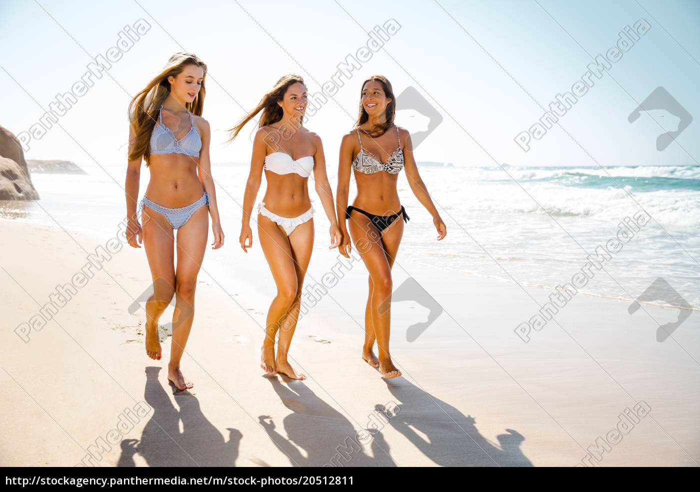 Meninas bonitas na praia - Fotos de arquivo #20512811