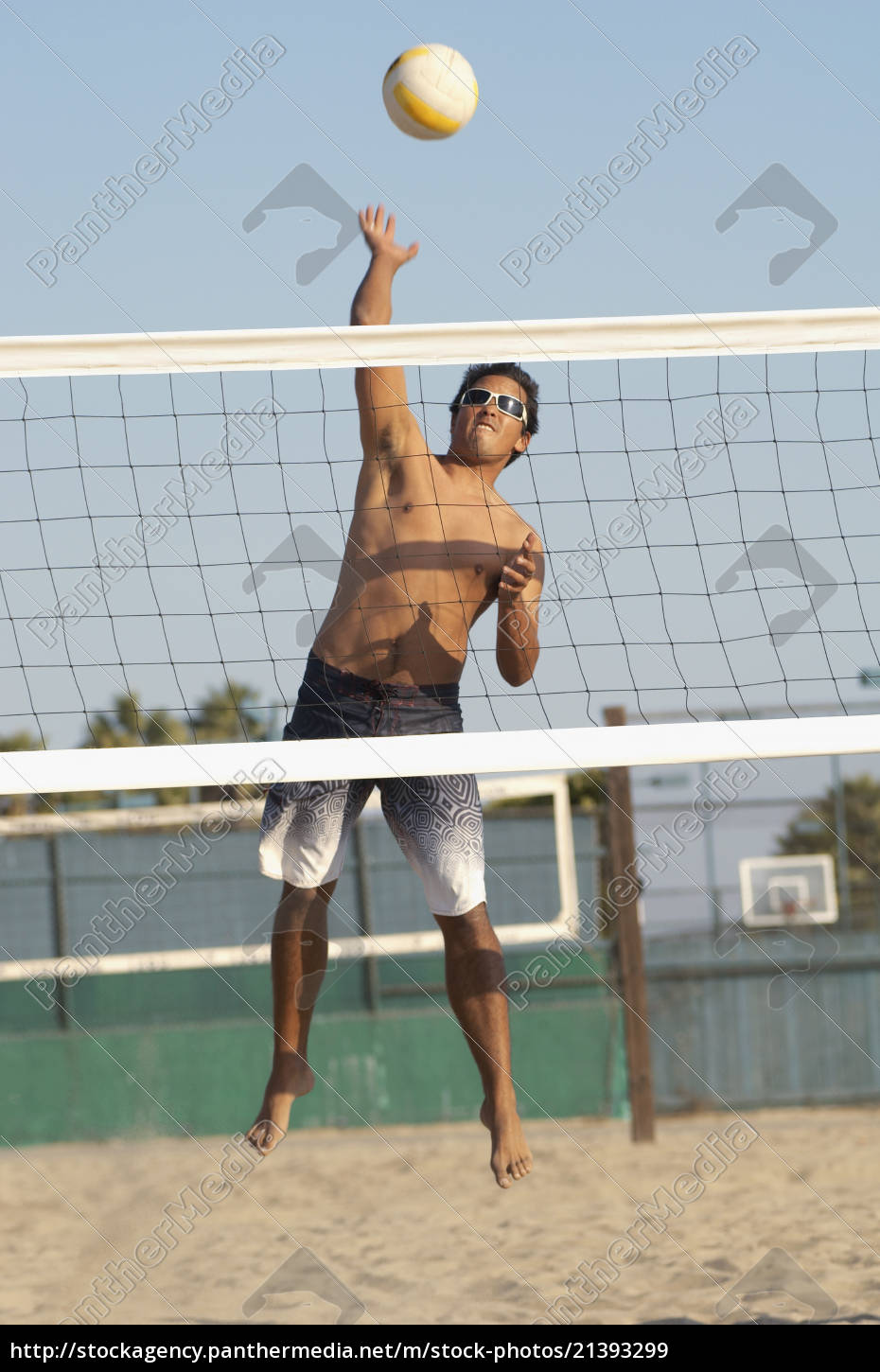 Pessoas jogando no vôlei de praia fotos, imagens de © Rawpixel #97527518