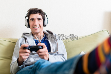 Jovem Jogando Seu Videogame De Playstation 4 Na Televisão Na Sala De Estar.  Fotografia Editorial - Imagem de posse, homem: 208047252