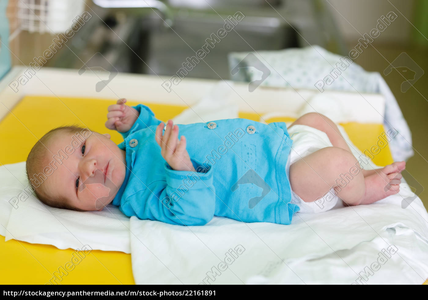 O Bebê Recém-nascido Olha-o Imagem de Stock - Imagem de maternidade,  infância: 38263721