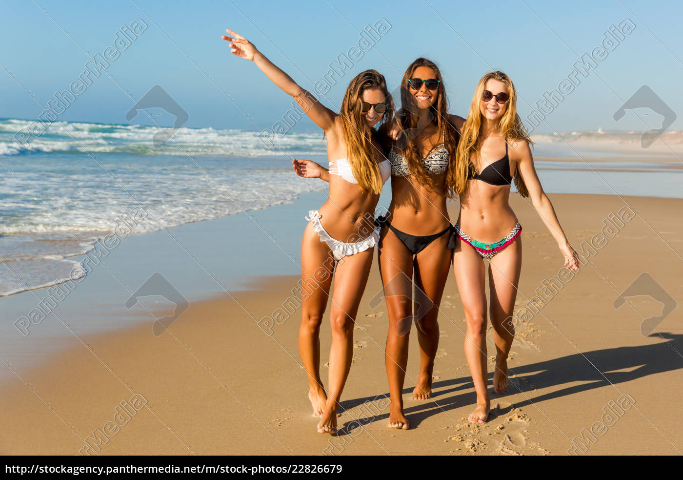 Meninas bonitas na praia - Stockphoto #22826679