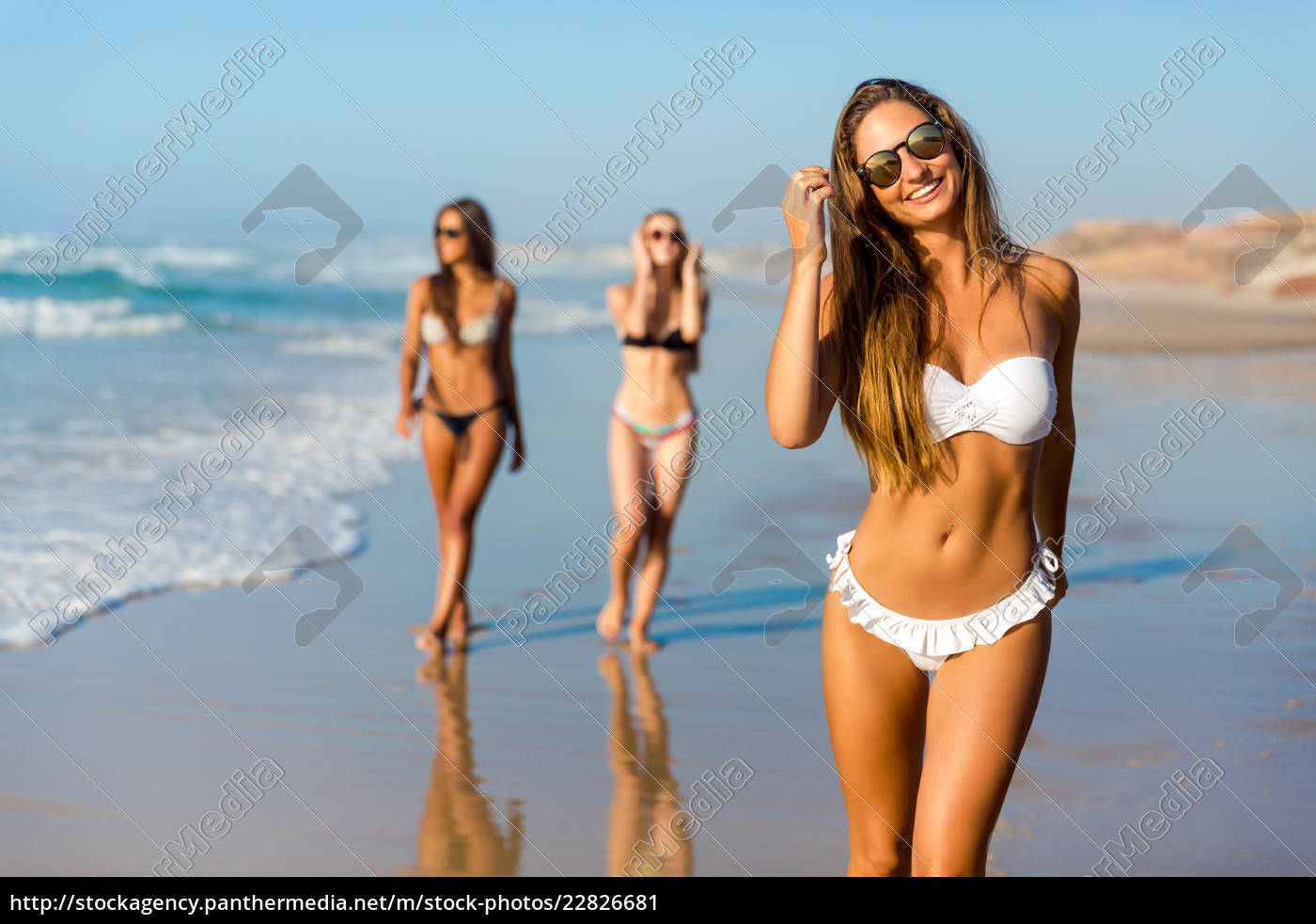 Meninas bonitas na praia - Fotos de arquivo #20512811