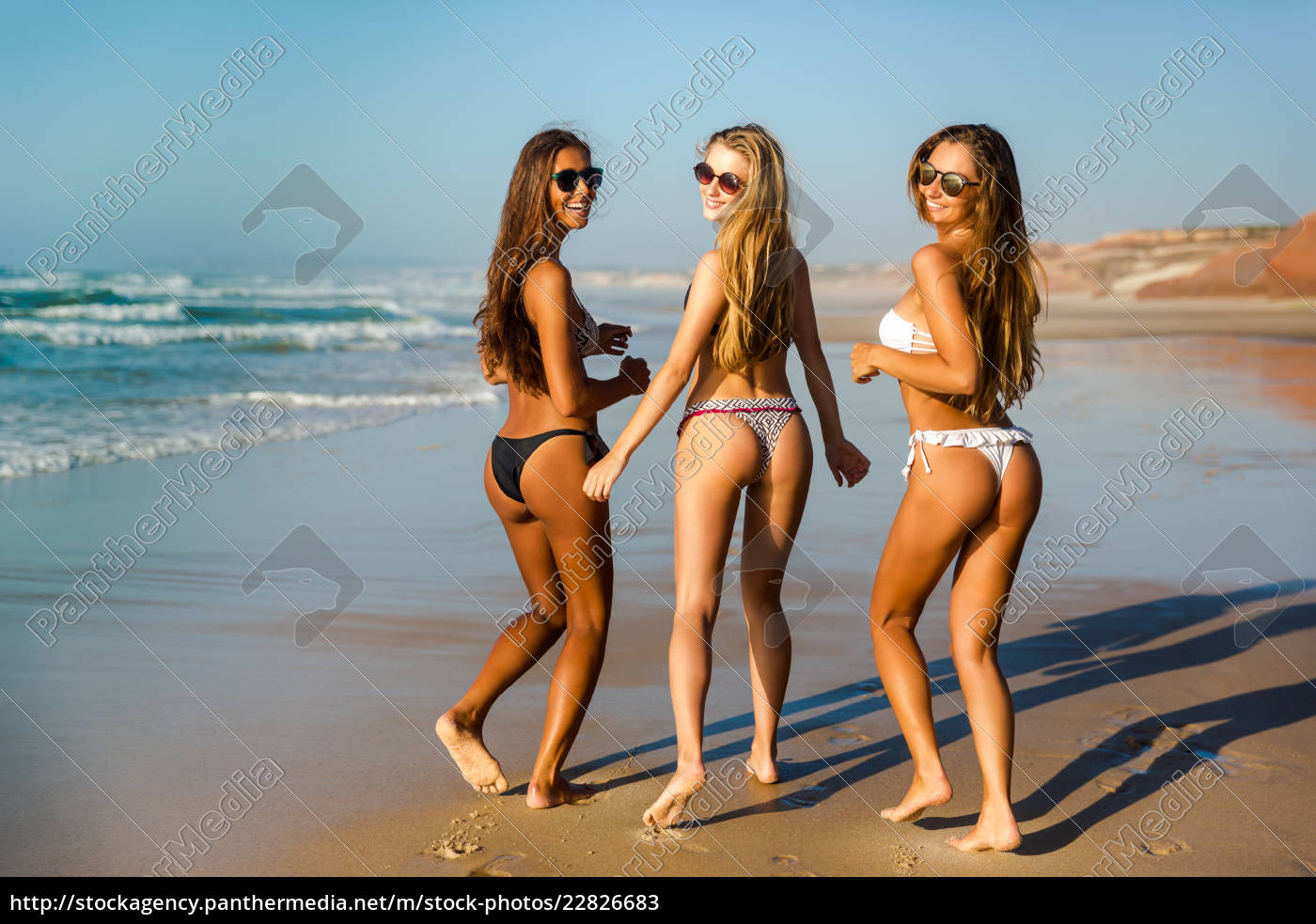 Meninas bonitas na praia - Stockphoto #22826679