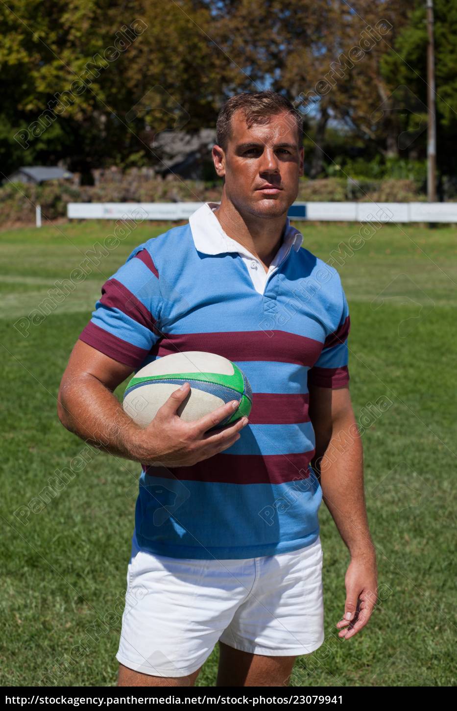 Jogador de rugby que corre com a bola