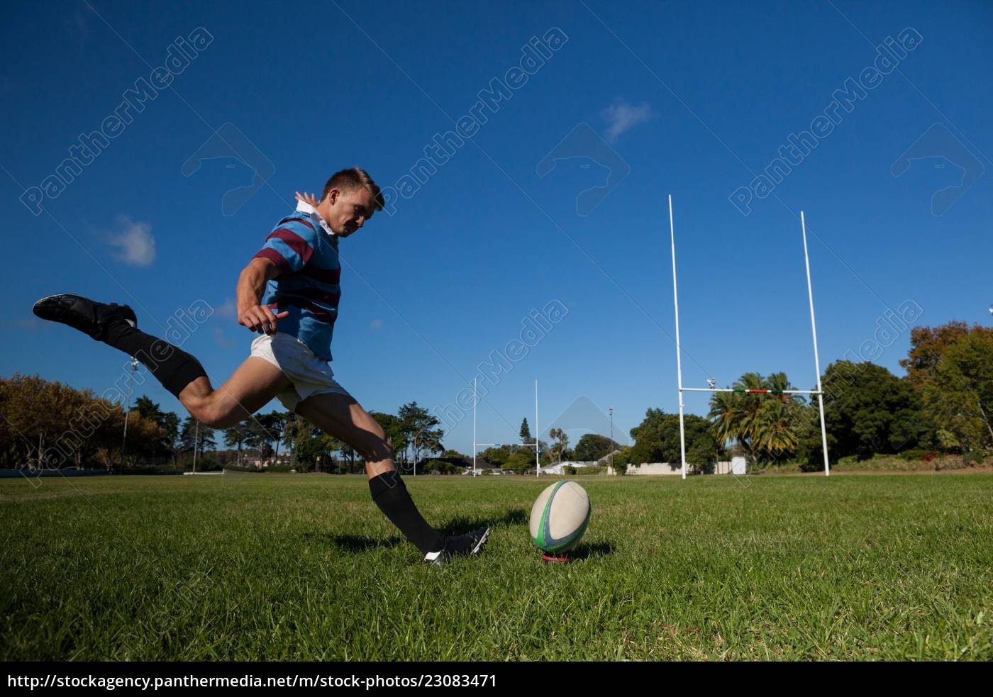 Jogador de rugby que corre com a bola