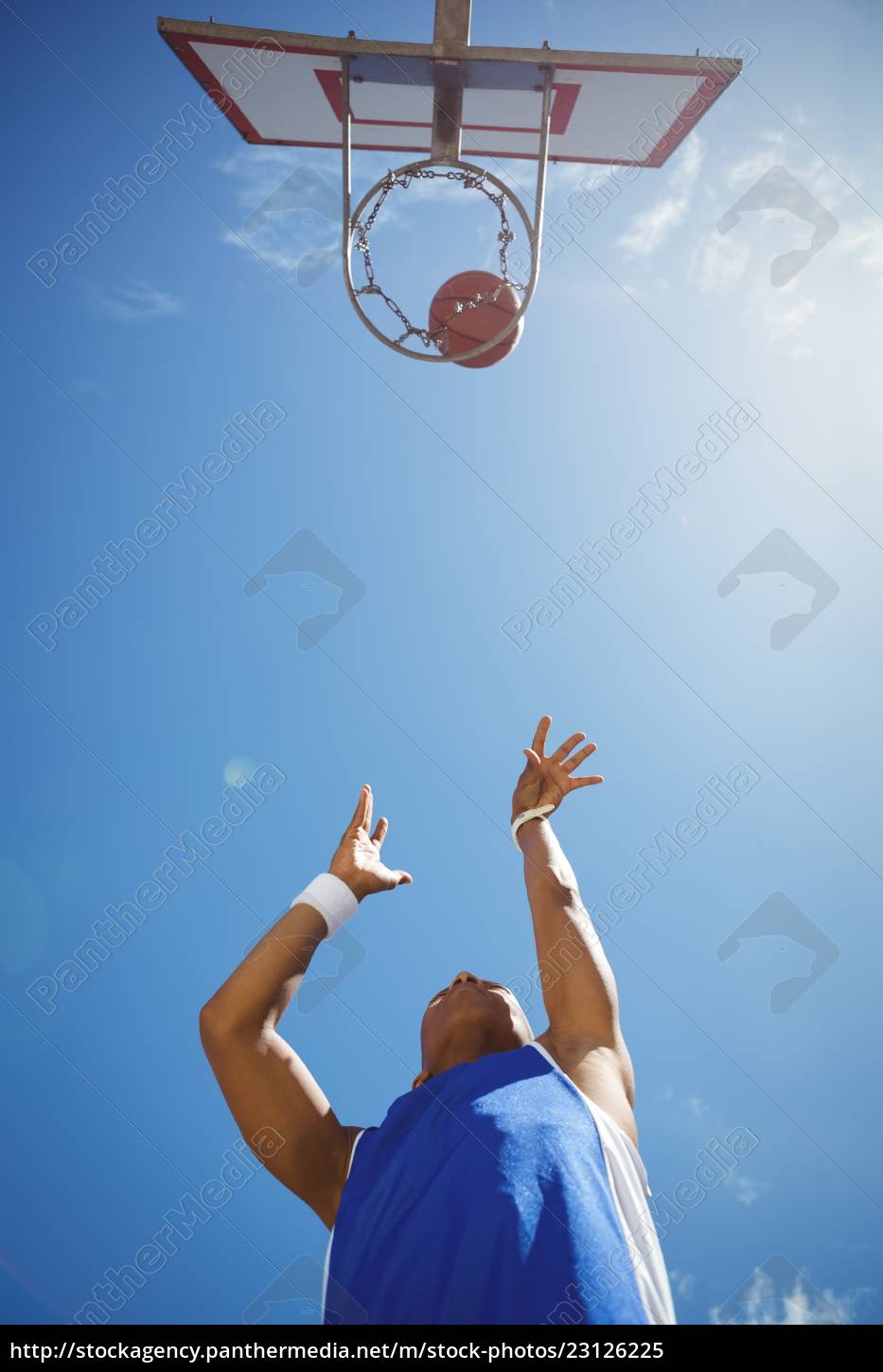Logo abaixo tiro de pessoa jogando basquete - Fotos de arquivo