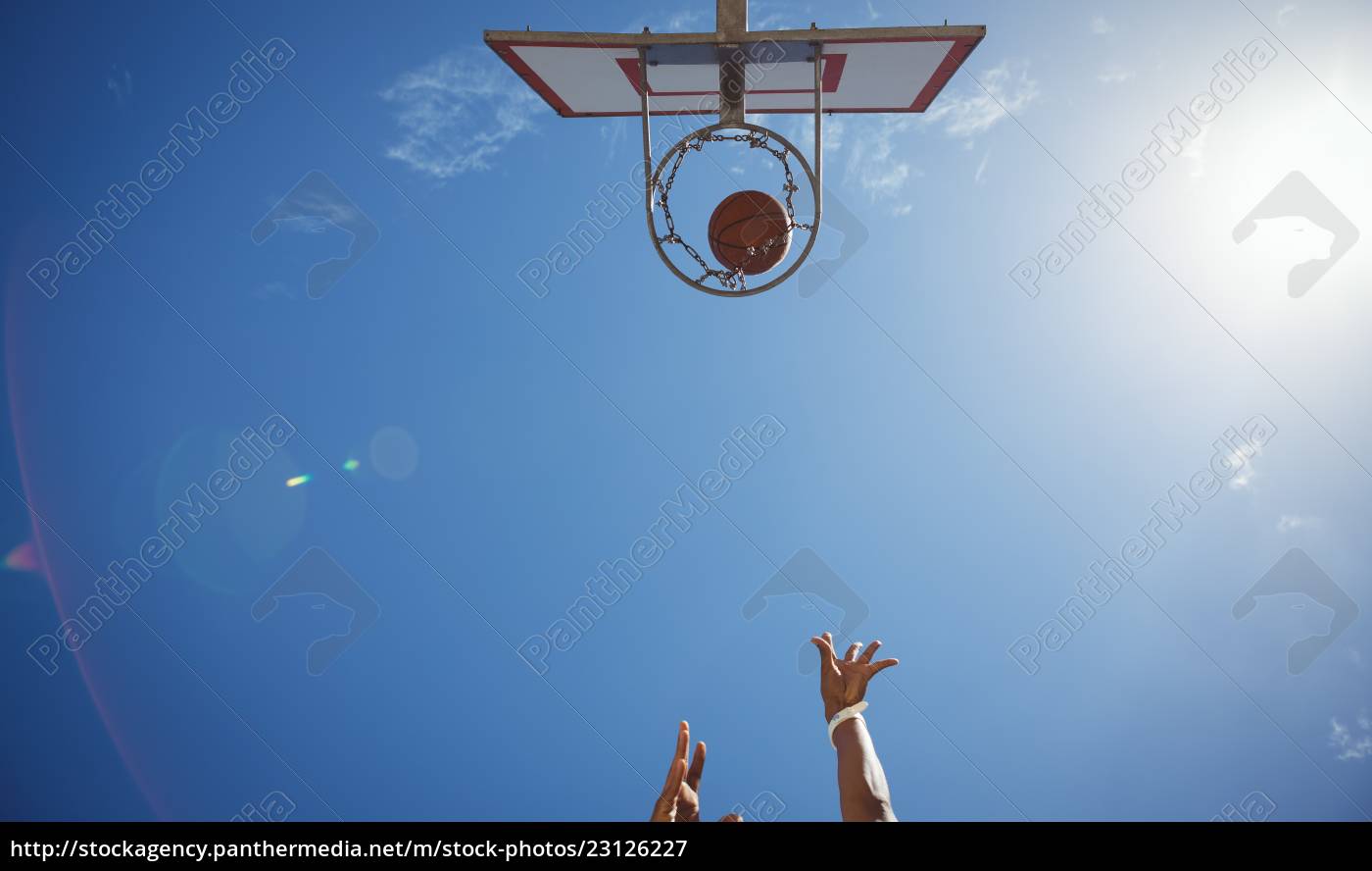 Logo abaixo tiro de pessoa jogando basquete - Fotos de arquivo