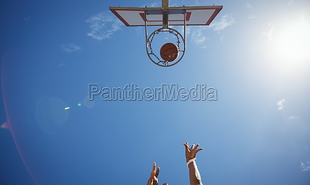 Logo abaixo tiro de pessoa jogando basquete - Fotos de arquivo