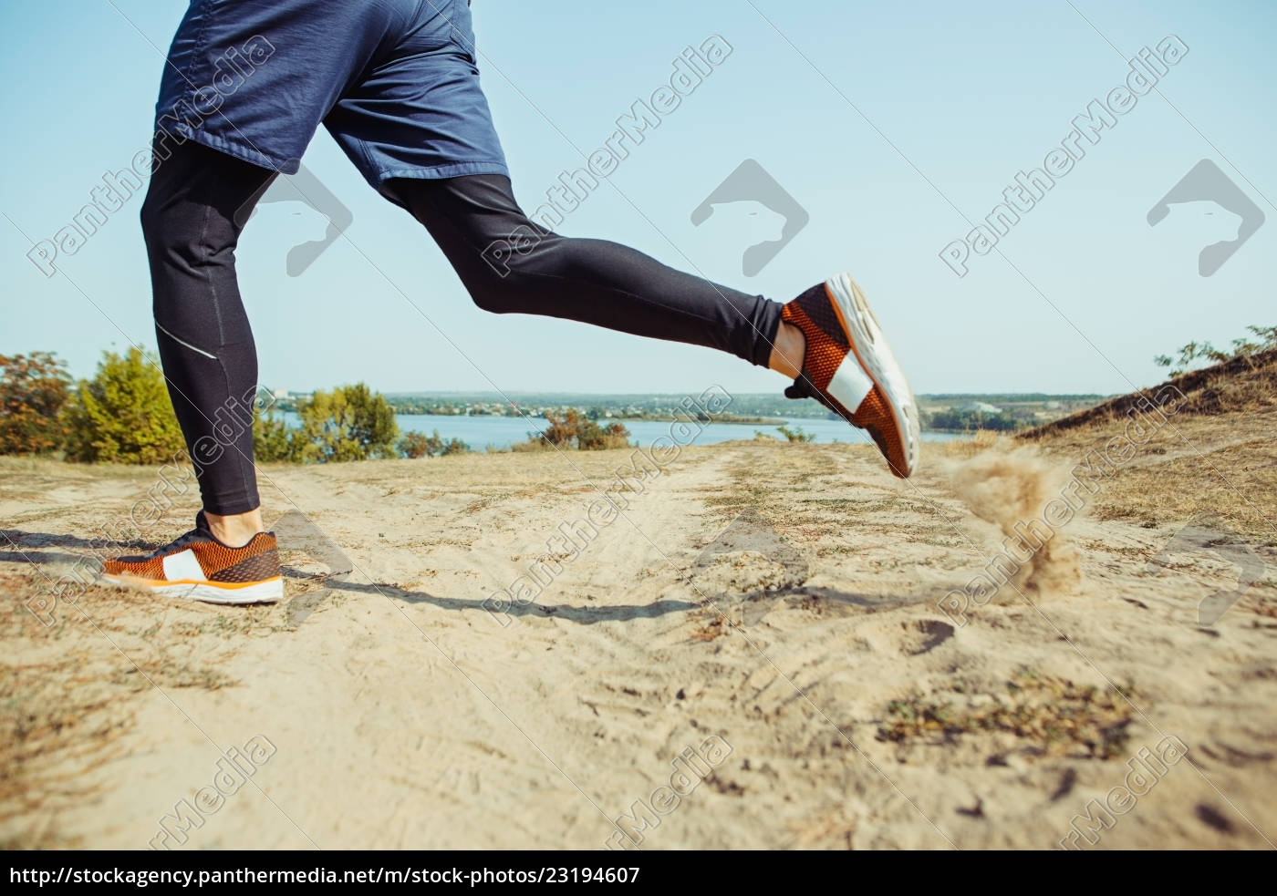 Homem Correndo Em Pista De Corrida Foto de Stock - Imagem de