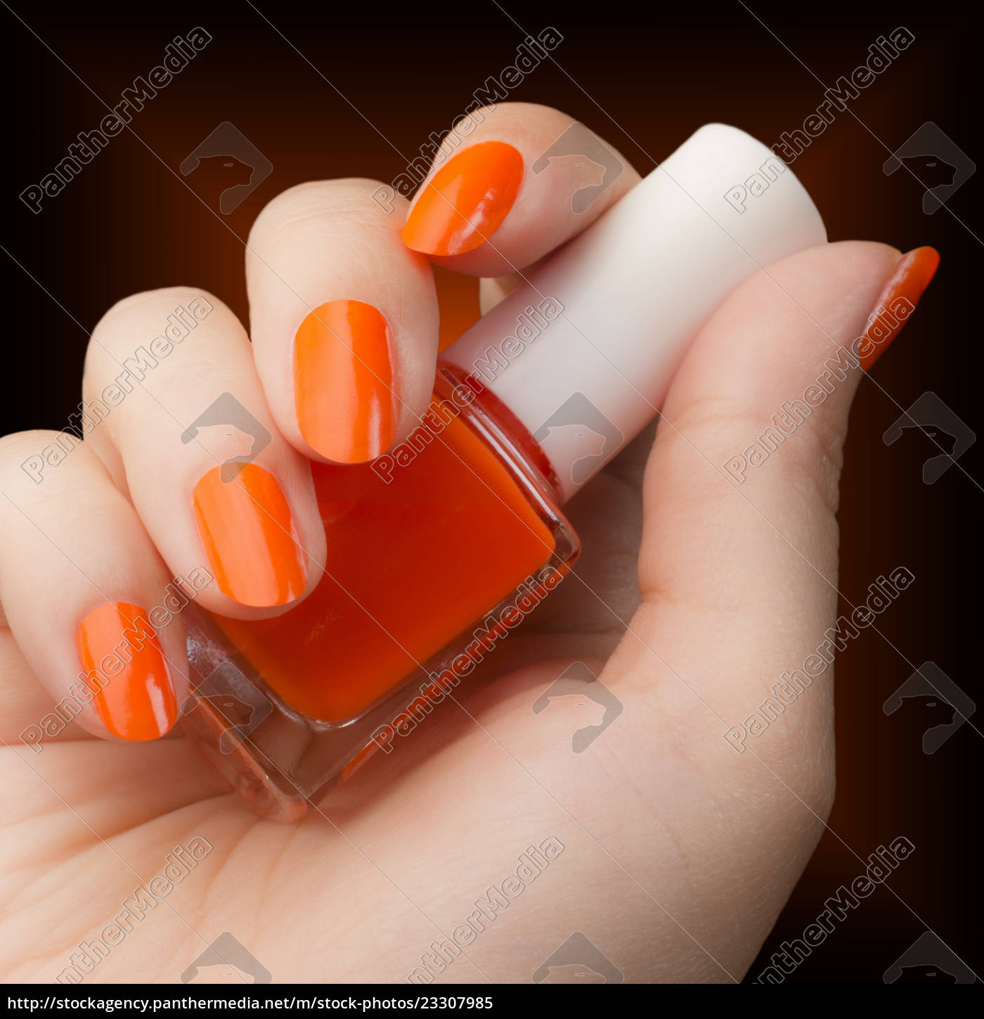 Mulher Pintando Suas Unhas Com Esmalte Laranja Foto de Stock - Imagem de  mulher, caseira: 236268310