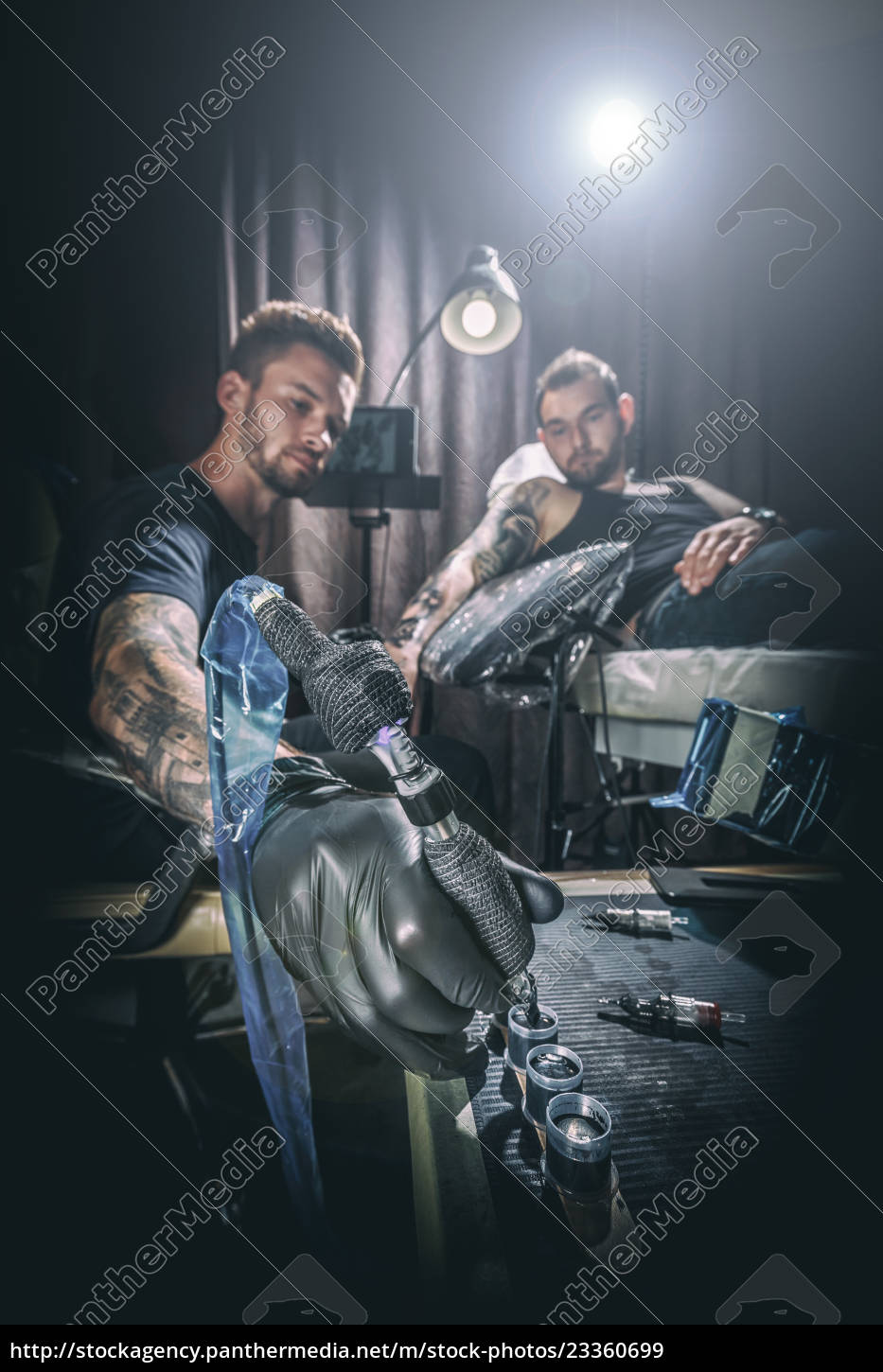 O Mestre Da Tatuagem Faz a Tatuagem Preta Na Mão Masculina Foto de Stock -  Imagem de detalhe, marca: 153497120