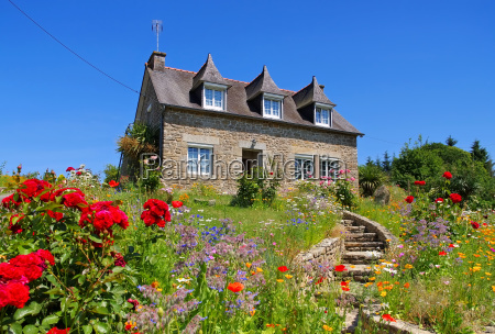 Casa de Brittany com as flores-casa velha típica e - Stockphoto #23404014 |  Banco de Imagens Panthermedia