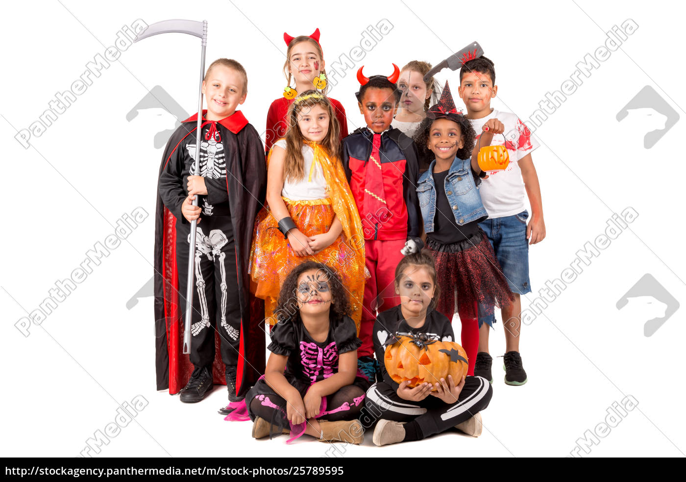 Crianças Na América Celebram O Dia Das Bruxas Engraçado Grupo De Amigos  Crianças Numa Fantasia De Halloween Na Festa De Halloween Foto de Stock -  Imagem de bonito, livro: 161170756