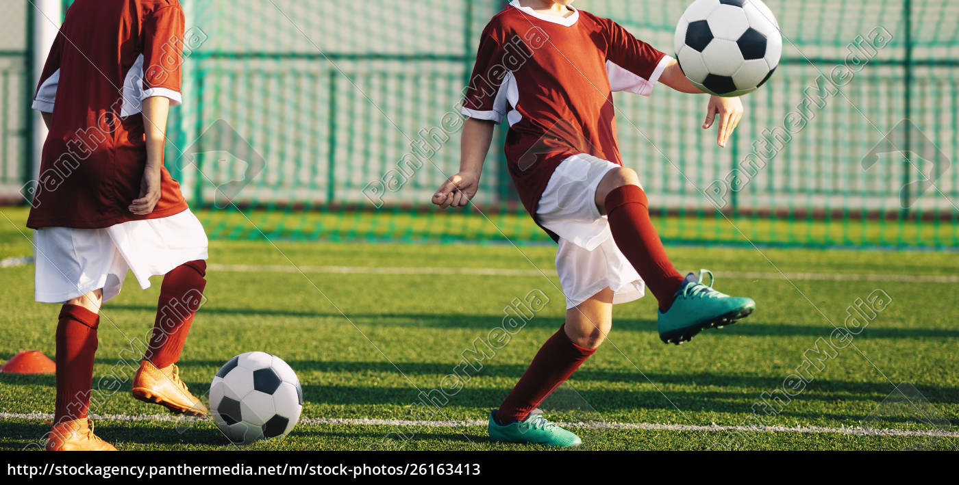 Pequeno Jogador Futebol Chutando Uma Bola Jogo Treinamento Campo