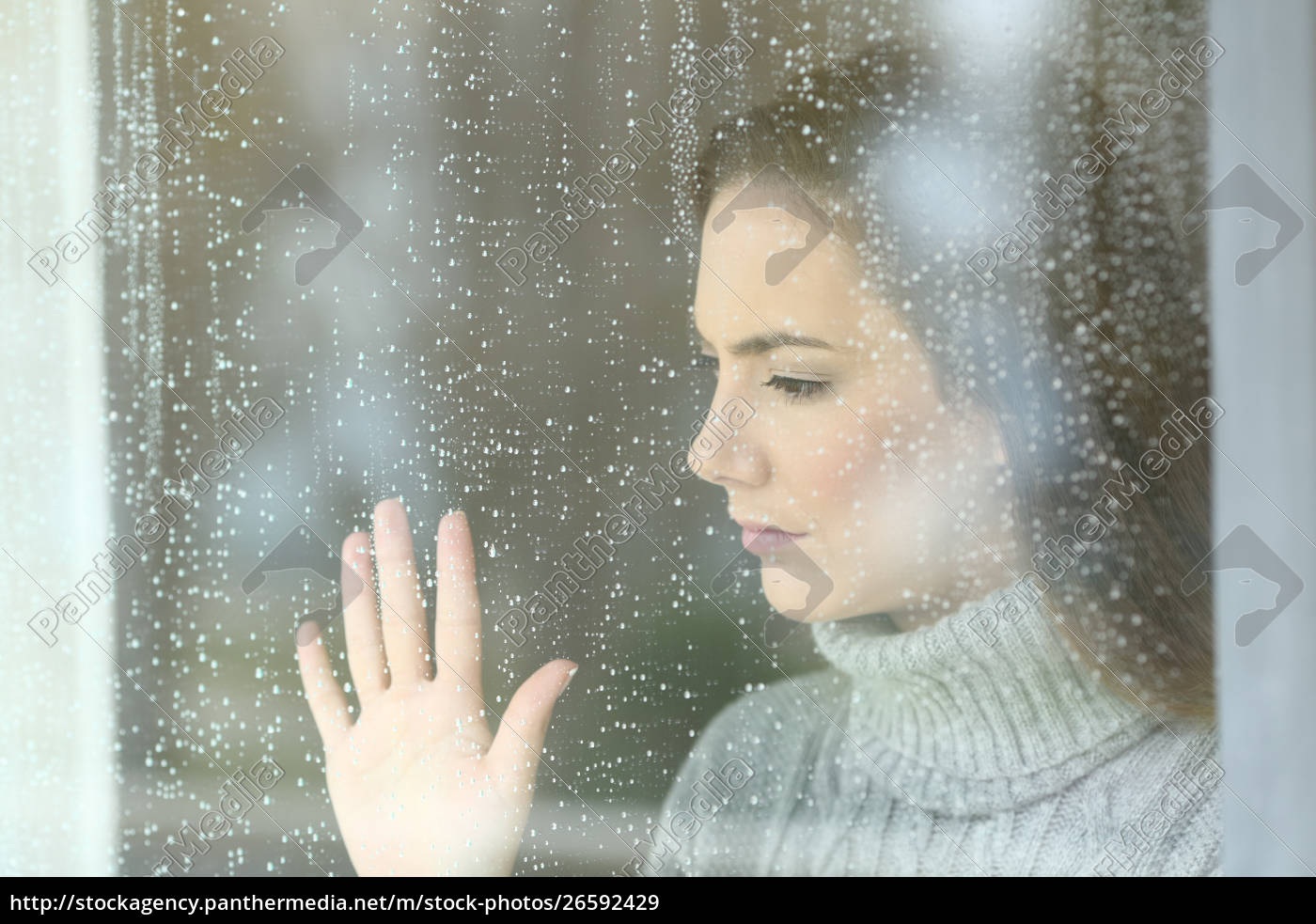 Menina com pensamentos tristes. mulher triste melancólica dos