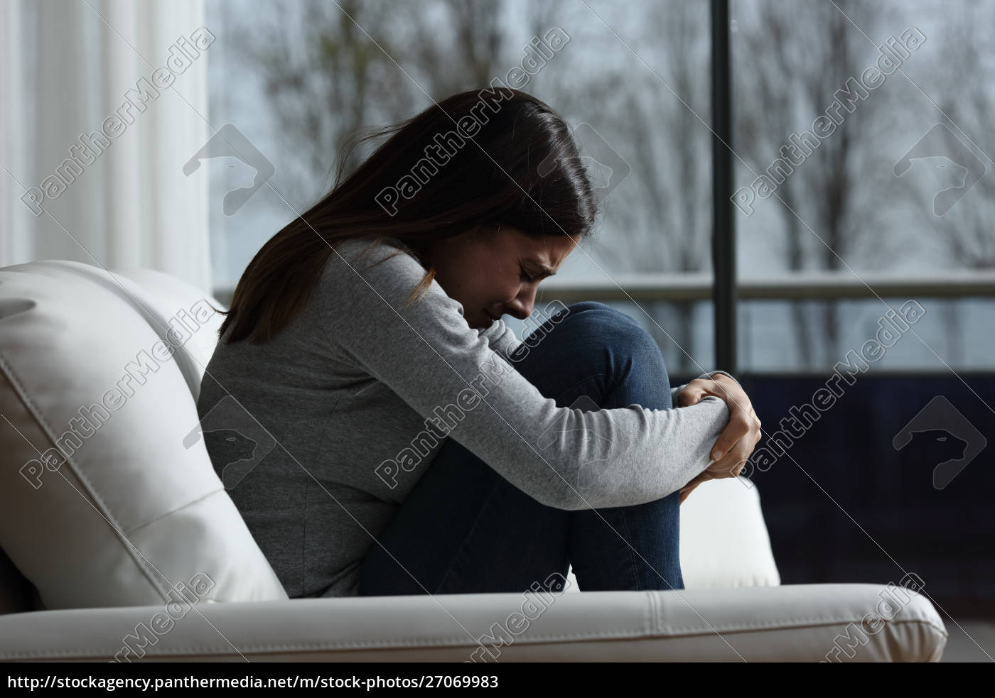Depressão, tristeza, menina chorando imagem vetorial de  tomozina1.yandex.ru© 313662170
