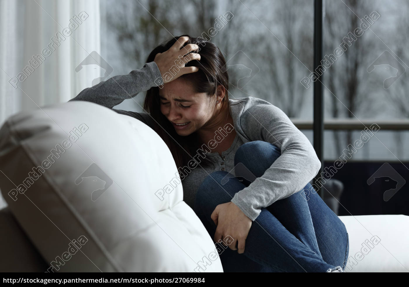 Triste mulher chorando foto de stock. Imagem de assento - 167907088