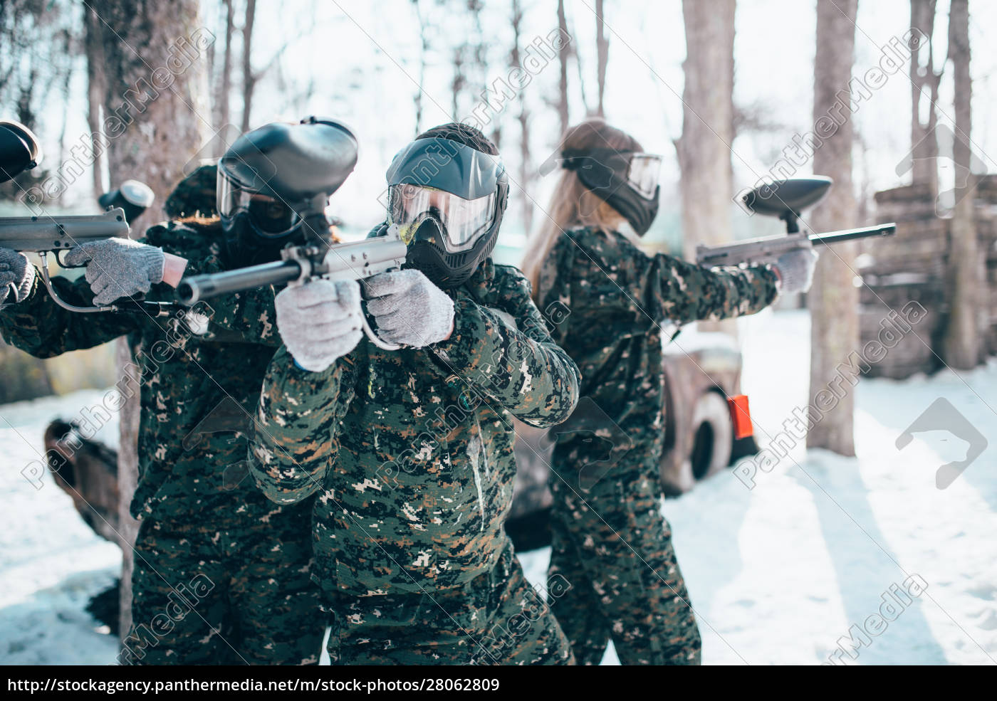 Um tiro de uma arma de paintball na cara da garota na máscara